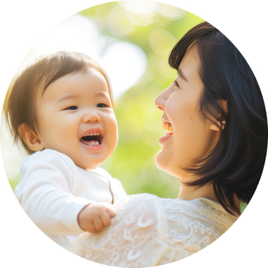 赤ちゃんを抱く母親